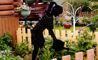 Frau beim Blumengie&szlig;en